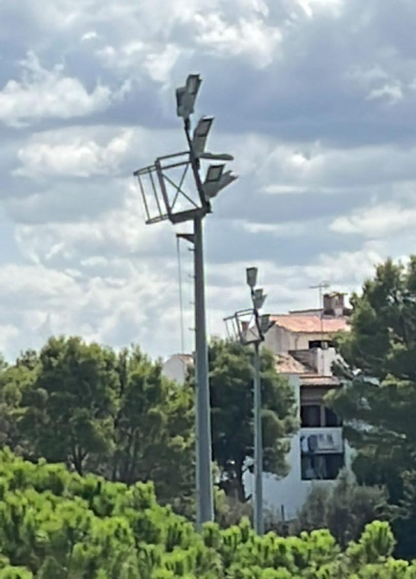 Dues de les torres de llum del camp de futbol han sofert alguns desperfectes