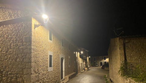Portada L'Ajuntament de Selva acaba d'executar el projecte de millora i renovació de la xarxa d'enllumenat públic de Binibona, amb la finalitat de fer-se extensiu a tot el poble i avançar en eficiència. L'Ajuntament mostra l'agraïment a la família que al llarg d'anys ha fet possible que els carrers de Binibona estiguessin enllumenats
