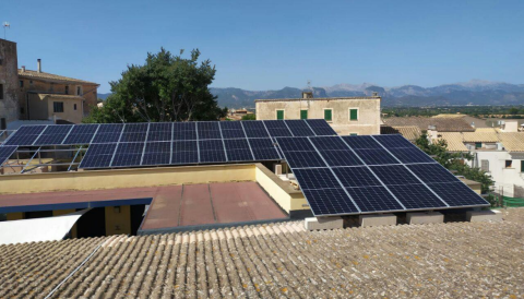 Portada Instal·lació de les plaques solars al pavelló de Ses Comes de Selva