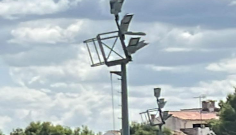 Portada Dues de les torres de llum del camp de futbol han sofert alguns desperfectes