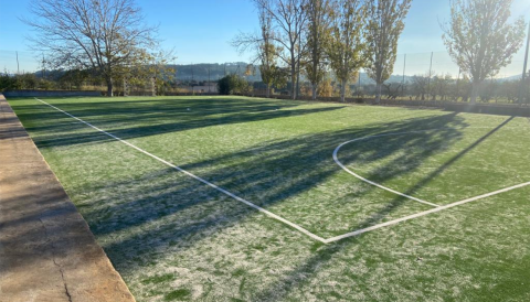 Portada Finalitzen les obres de dotació de gespa artificial a la pista poliesportiva de Ses Deveres de Caimari