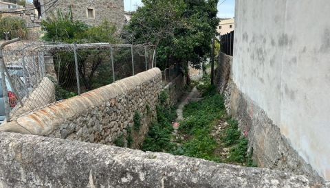 Portada Iniciades les feines de retirada de canonades de recollida d’aigües residuals del llit del torrent de sa Mosquera de Caimari