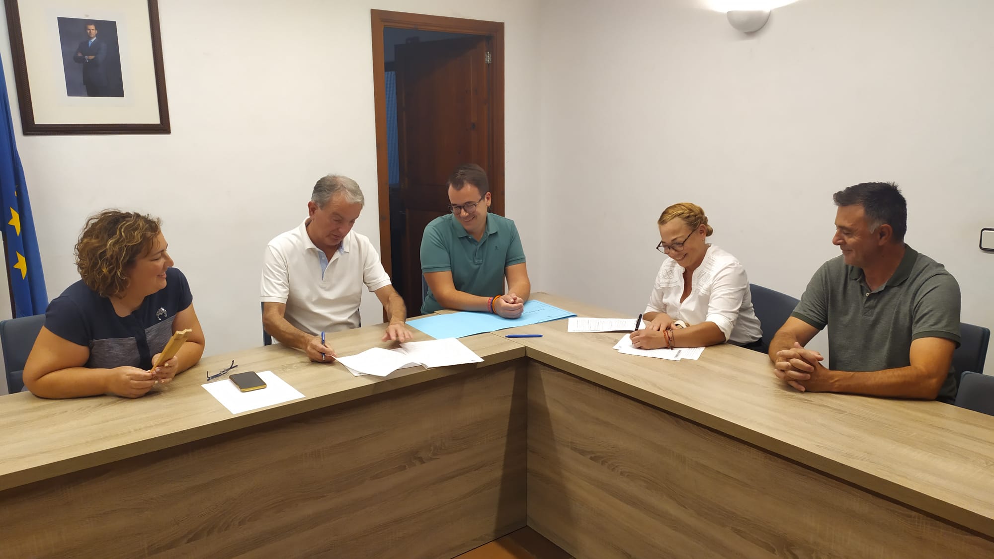 Es signa el contracte entre l'Ajuntament i la nova adjudicatària del Bar-Restaurant del Poliesportiu de Selva